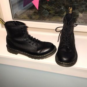 Dr. Martens DELANEY